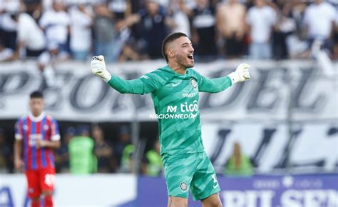 Versus El gesto de Olveira en el clásico que enloqueció a los hinchas