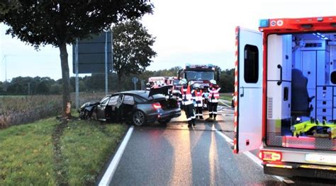 Pkw F Hrt Gegen Baum Drei Menschen Verletzt In Niederkr Chten Mg