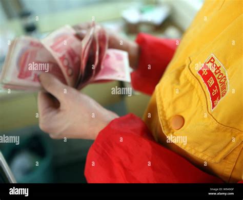 File A Chinese Service Station Worker Counts Rmb Renminbi Yuan