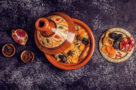 Tajine Marroqu Tradicional De Pollo Con Frutos Secos Y Especias Foto