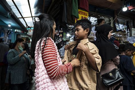 Penjualan Seragam Sekolah Meningkat