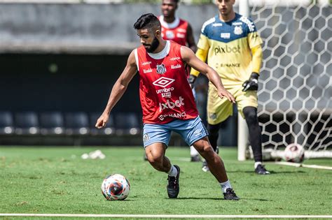 Felipe Jonatan treina parcialmente mas segue como dúvida no Santos