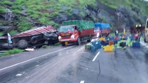 Nashik Accident नवीन कसारा घाटात आयशर ट्रक उलटला चालकाचा मृत्यू