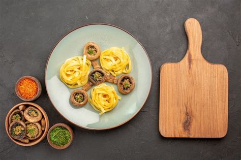 Vue De Dessus Des Champignons Cuits Avec Des Pâtes De Pâte Sur Un