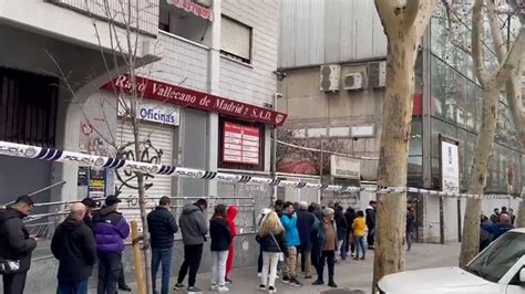 Horas De Espera Y Largas Colas Para Comprar Entradas Del Rayo Vallecano