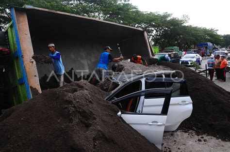 KECELAKAAN TRUK PASIR DI JALUR PANTURA ANTARA Foto