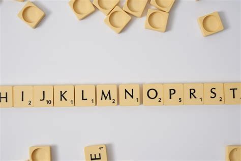 Scrabble Letras Do Alfabeto Em Ordem Em Um Fundo Branco Foto Premium