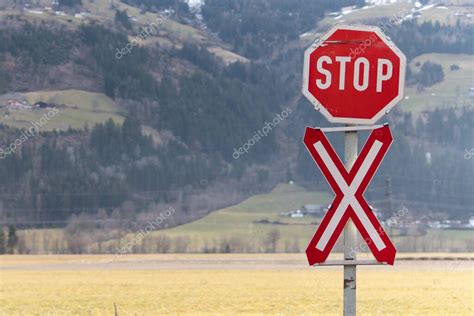 En Un Cruce A Nivel Sin Vigilancia Hay Una Se Al De Stop Y Una Cruz De