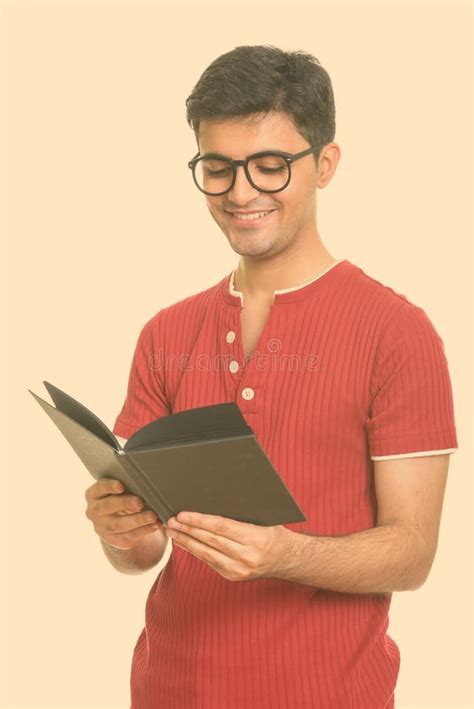 Retrato De Joven Feliz Y Apuesto Hombre Persa Leyendo Libro Con