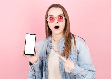 Mujer Morena Feliz Sorprendida En Chaqueta De Mezclilla Que Muestra La