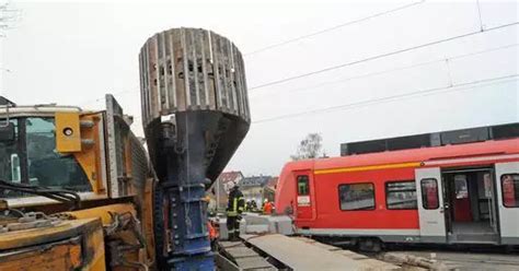 Zug Kracht In Schwertransporter Bahnstrecke Wieder Frei