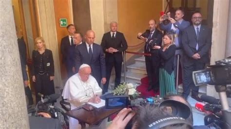 Napolitano A Sorpresa Papa Francesco Alla Camera Ardente YouTube