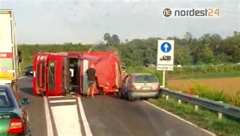 Incidente Sul Ponte Di Dignano Camion Si Ribalta Coinvolte Anche Auto