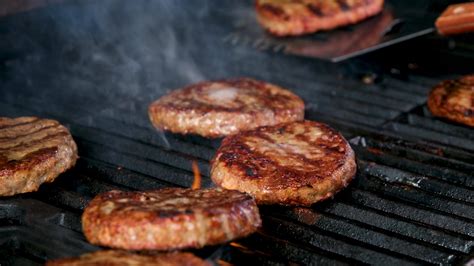 Un Barbecue Sauce Sur Poulet Et Du Boeuf Travers De Porc Sur Une Gril