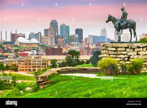 Kansas City Missouri Usa Downtown Skyline At Dusk Stock Photo Alamy