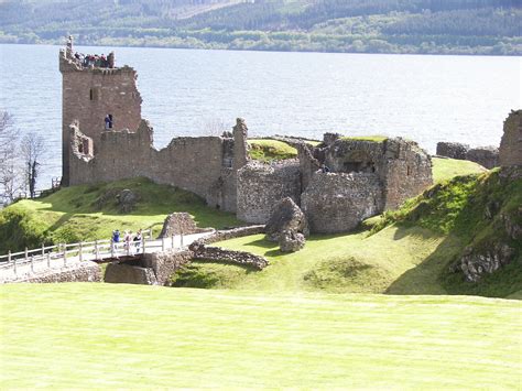 File:Urquhart Castle distance 2.jpg - Wikipedia, the free encyclopedia