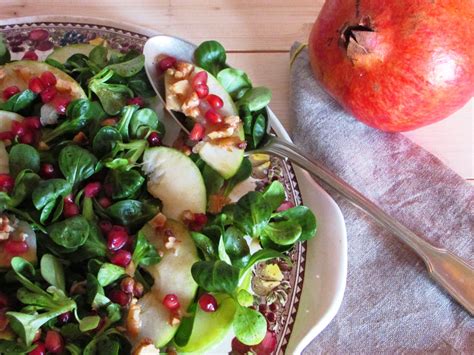 Insalata Invernale Con Mela Verde Noci Valeriana E Melagrana