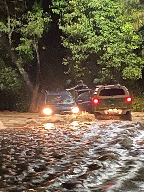 Equipe Da GCM De Itatinga Resgata Idosos Que Estavam Sendo Arrastados