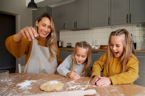 Les Enfants Cuisinent Et S amusent à La Maison Photo Gratuite