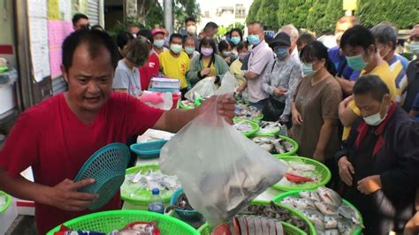 熟客來了 阿源熱情的說 理事長 你來了 台中豐原中正公園 海鮮叫賣哥阿源 Taiwan Seafood Auction Youtube