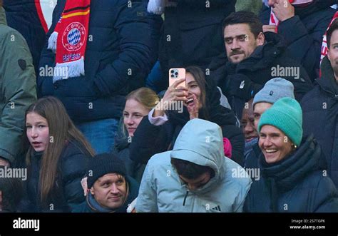 Leon Goretzka Fcb 8 Freundin Mathea Fischer In The Match Fc Bayern