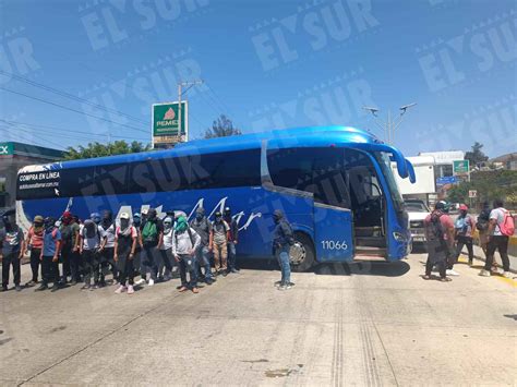 Bloquean Parcialmente Normalistas La Autopista En Chilpancingo Piden