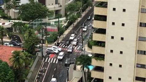 Após chuvas Fortaleza tem sete semáforos apagados e ruas alagadas