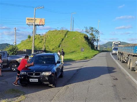 PRF flagra veículos transitando pelo acostamento na BR 101 norte