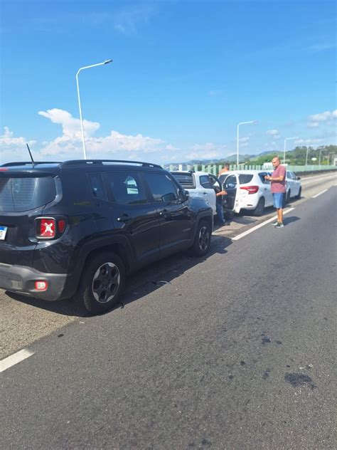 Colis O Entre Quatro Carros Para O Tr Nsito Na Ponte Rio Niter I