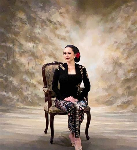 Artis Wanita Cantik Berkebaya Di Hari Kartini Ada Cinta Laura Hingga