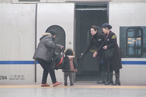 直击青岛火车站春运首日，数千旅客踏上回家路青岛火车站旅客春运新浪新闻