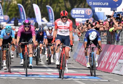 Giro D Italia Tappa Pedersen In Trionfo A Napoli Ma Che