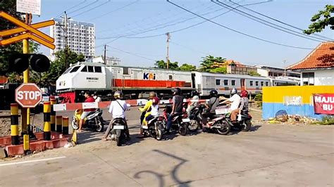 PALANG PINTU PERLINTASAN KERETA API JL PETEK SEMARANG KA MENOREH KA