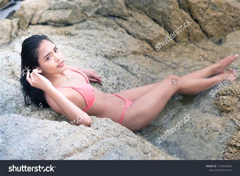 Woman Pink Bikini On Beach Foto Stok Shutterstock