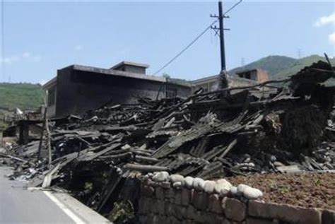 Gempa Bumi Landa Provinsi Sichuan Cina Orang Meninggal Republika