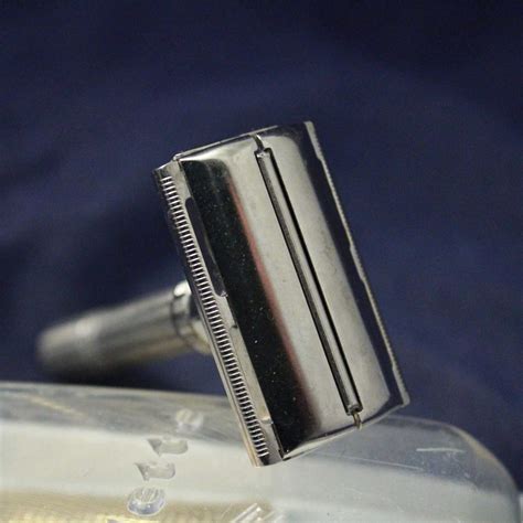 Ancien Rasoir de Sûreté Réglable Gillette SLIM Adjustable en Boite