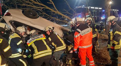 Erding Bmw Kommt Von Der Stra E Ab Und Kracht Gegen Baum Bilder Von