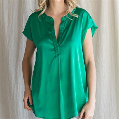 V Neck Solid Top Kelly Green Teskeys