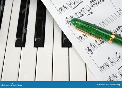 Het Toetsenbord Van De Piano Met Muziekscore En Pen Stock Foto Image