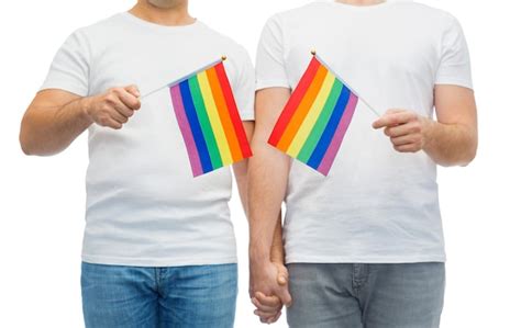 Pareja De Hombres Con Banderas De Orgullo Gay Tomados De La Mano Foto