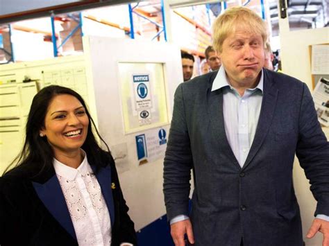 La Ministra Priti Patel Con Il Premier Britannico Boris Johnson Dago