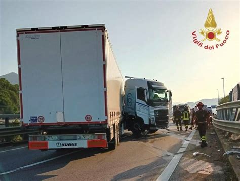 Nembro Scontro Frontale Tra Tir E Tre Auto Feriti Lunghe Code In