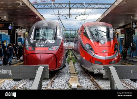 Tren De Alta Velocidad Italiano Dos Trenes El Ctricos De Alta