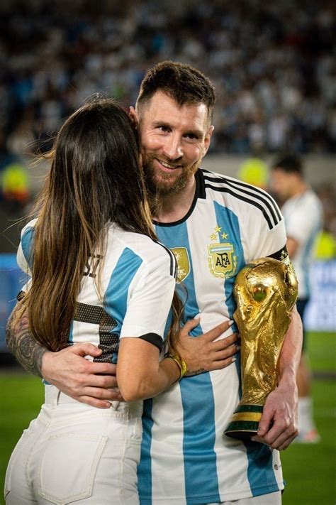 Pin De En Football Players Wives Novia De Messi Parejas De