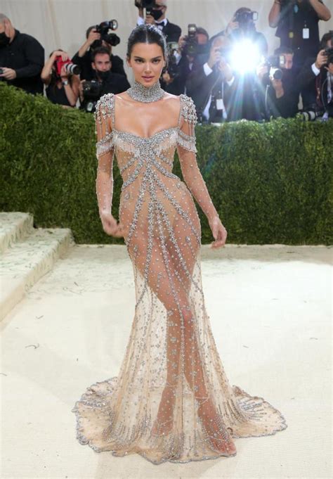 De Megan Fox a Rihanna los naked dress más atrevidos