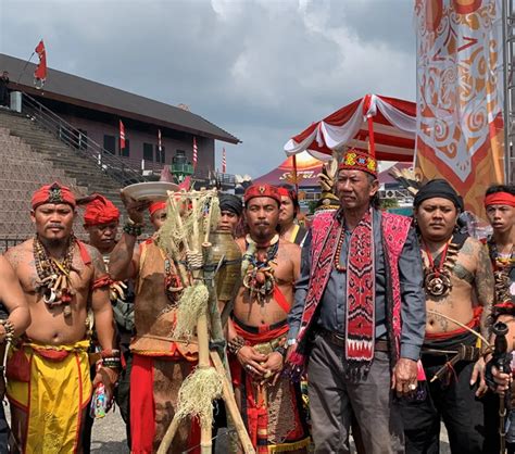 Ritual Adat Dayak Ngampar Bide