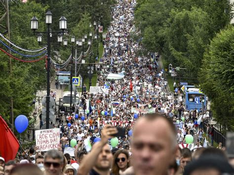 Tens Of Thousands Protest Against Putin In Russian Far East World