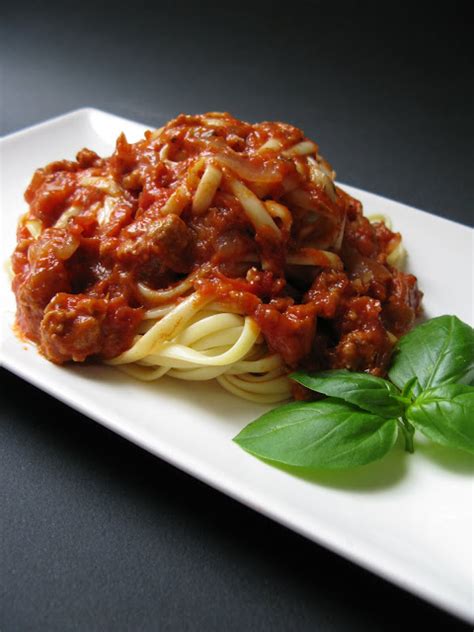 Au gré du marché Linguine à la sauce aux tomates à la saucisse