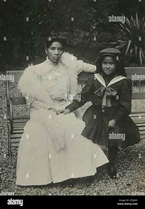 La Reina Ranavalona III Con La Sobrina Marie Louise Ca 1905