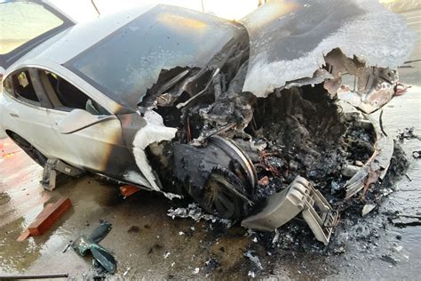 Mobil Listrik Tesla Terbakar Butuh Liter Air Buat Padamkan Api